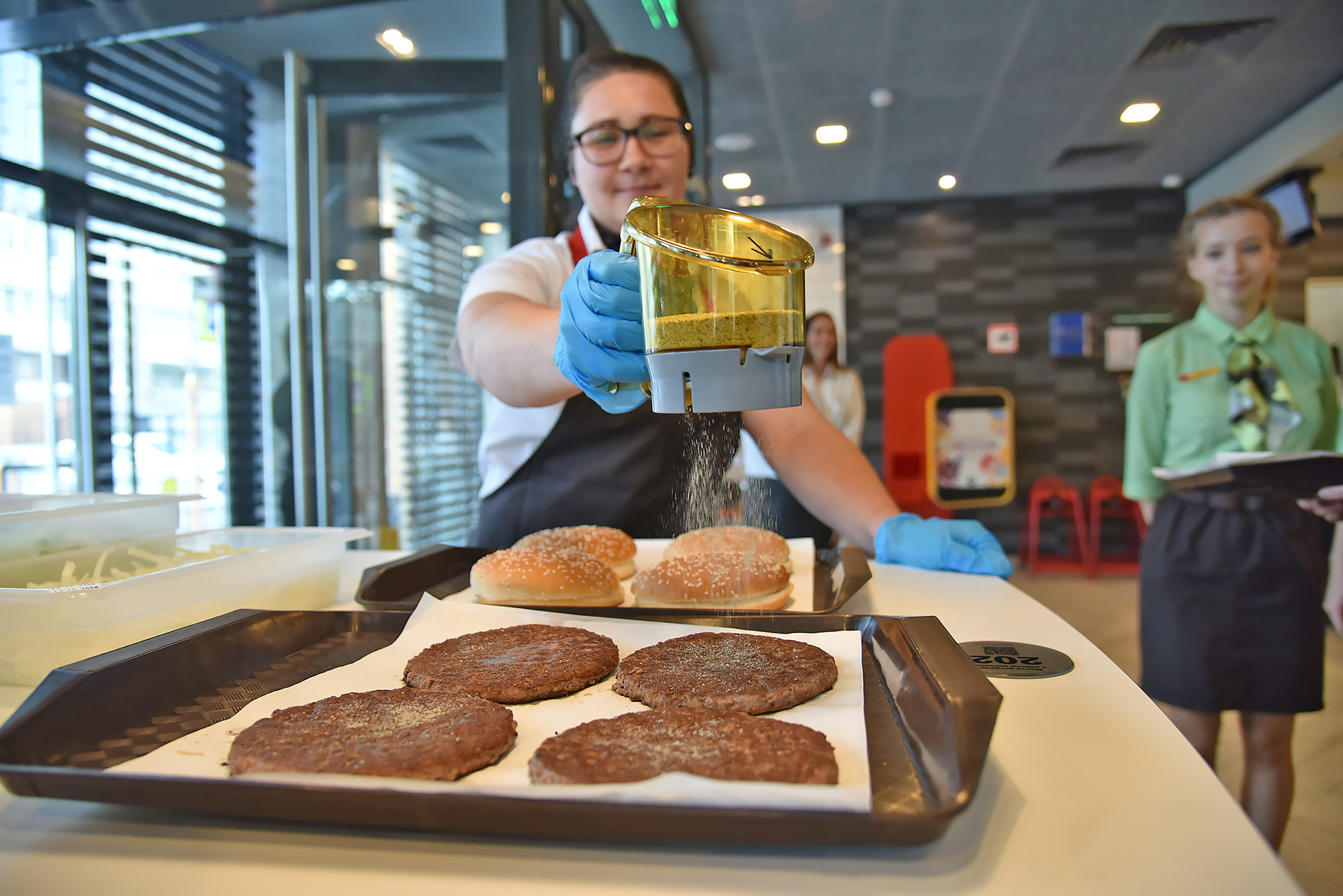 Екатеринбург ждет открытия 11 ресторанов сети «Вкусно — и точка». ФОТО -  «Уральский рабочий»